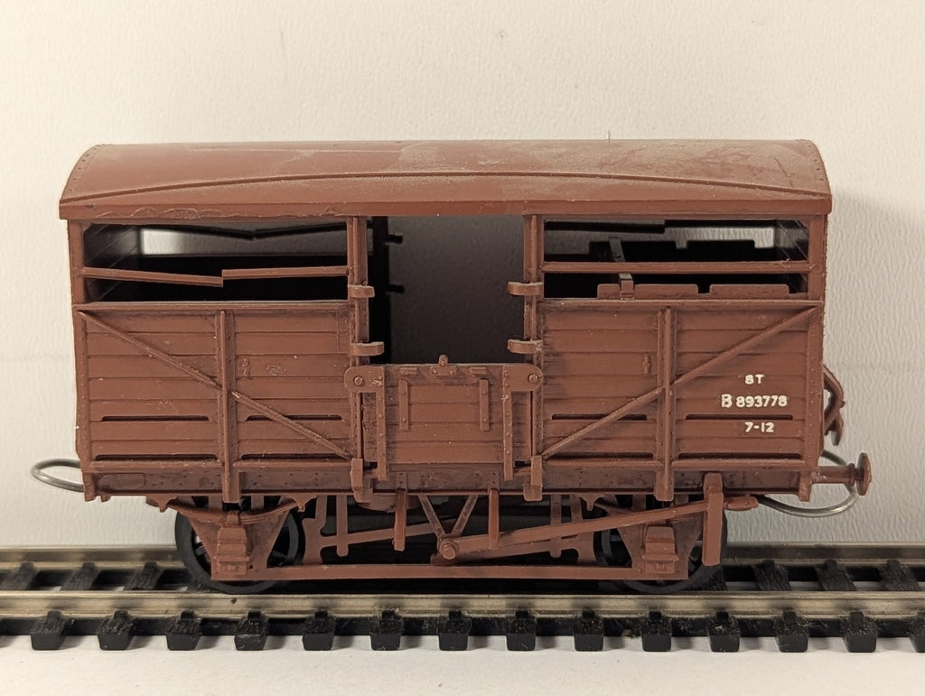 Airfix OO Gauge BR 8 Ton Cattle Wagon Goods Wagon B893778 BR Brown 54303