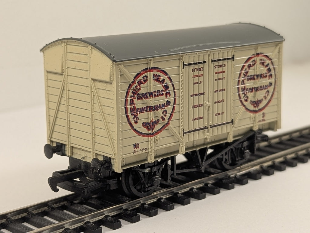 Mainline OO Gauge 12 Ton Ventilated Van Goods Wagon 3 Shepherd Neame 37-133