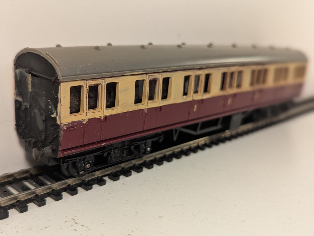 Tri-ang OO Gauge BR Suburban Corridor Coach - Missing Buffer & Coupler