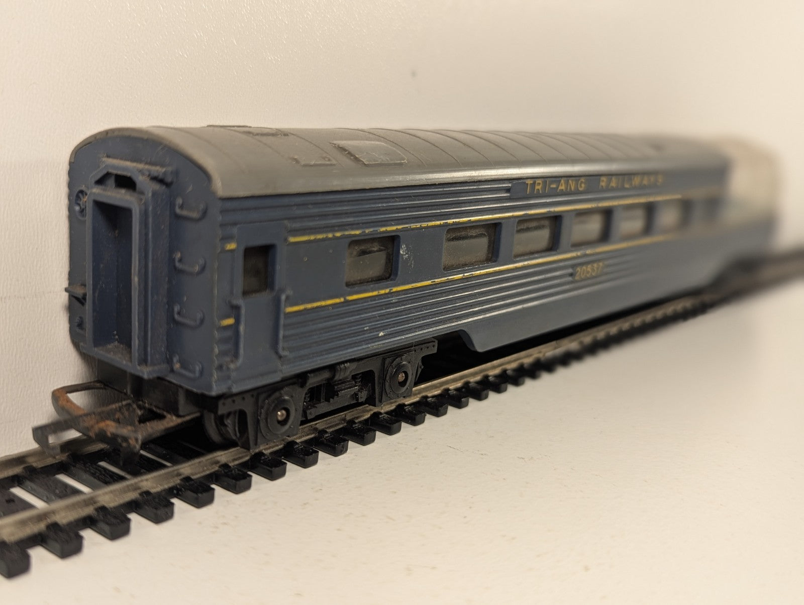 Tri-ang R133 Transcontinental Observation Car OO Gauge