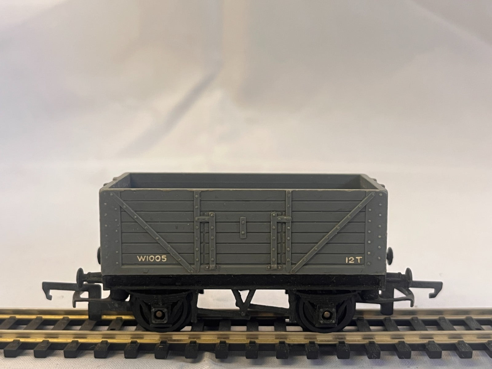 Tri-ang R10 OO Gauge 12 Ton Open Goods Truck Grey