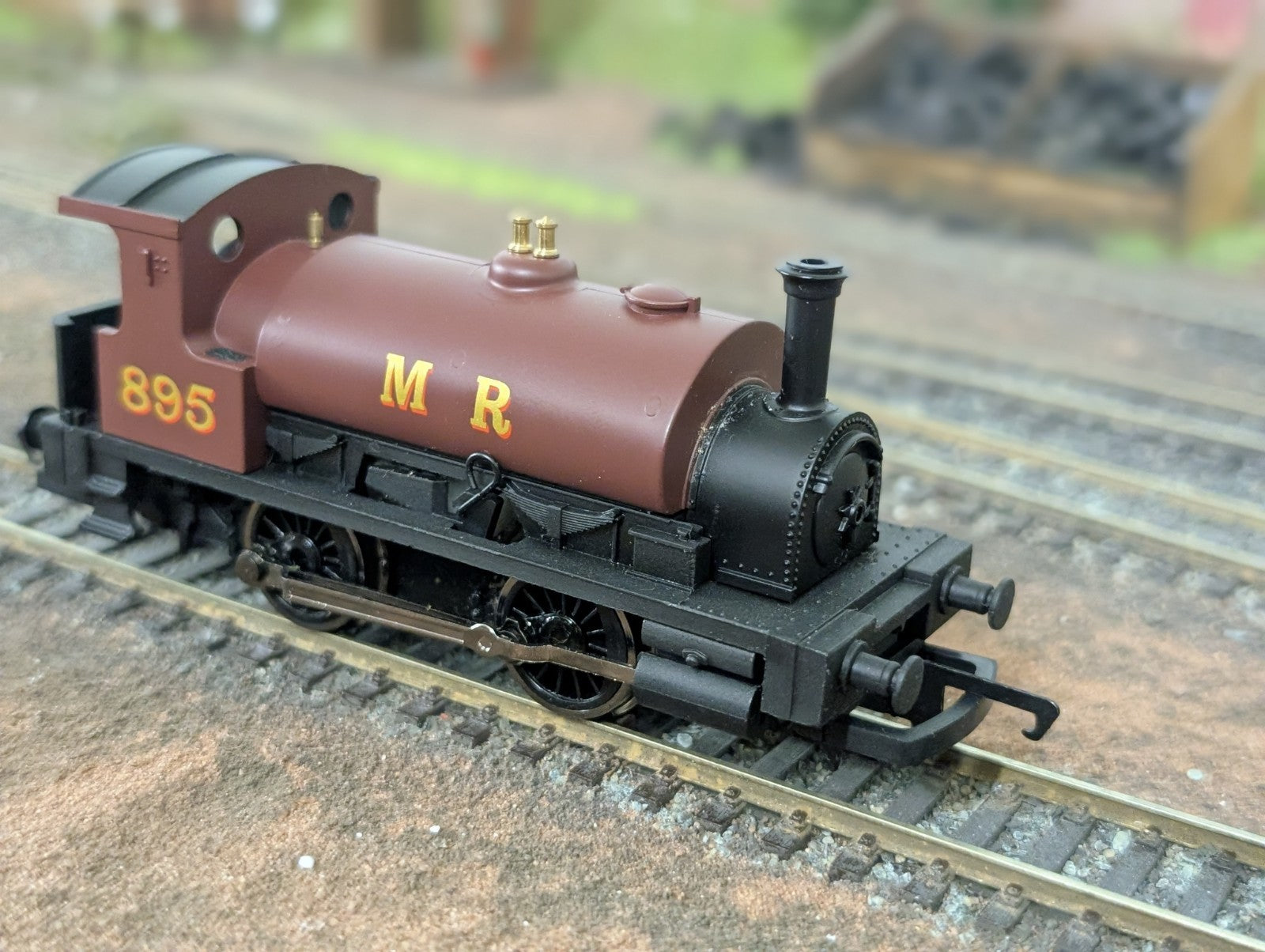 Hornby R1115 Class 0F Pug 0-4-0T 895 in Midland Railway Maroon