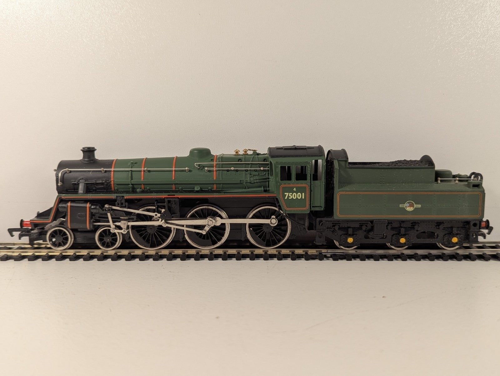 Mainline 37-053 OO Gauge BR Standard Class 4 4-6-0 Loco Green