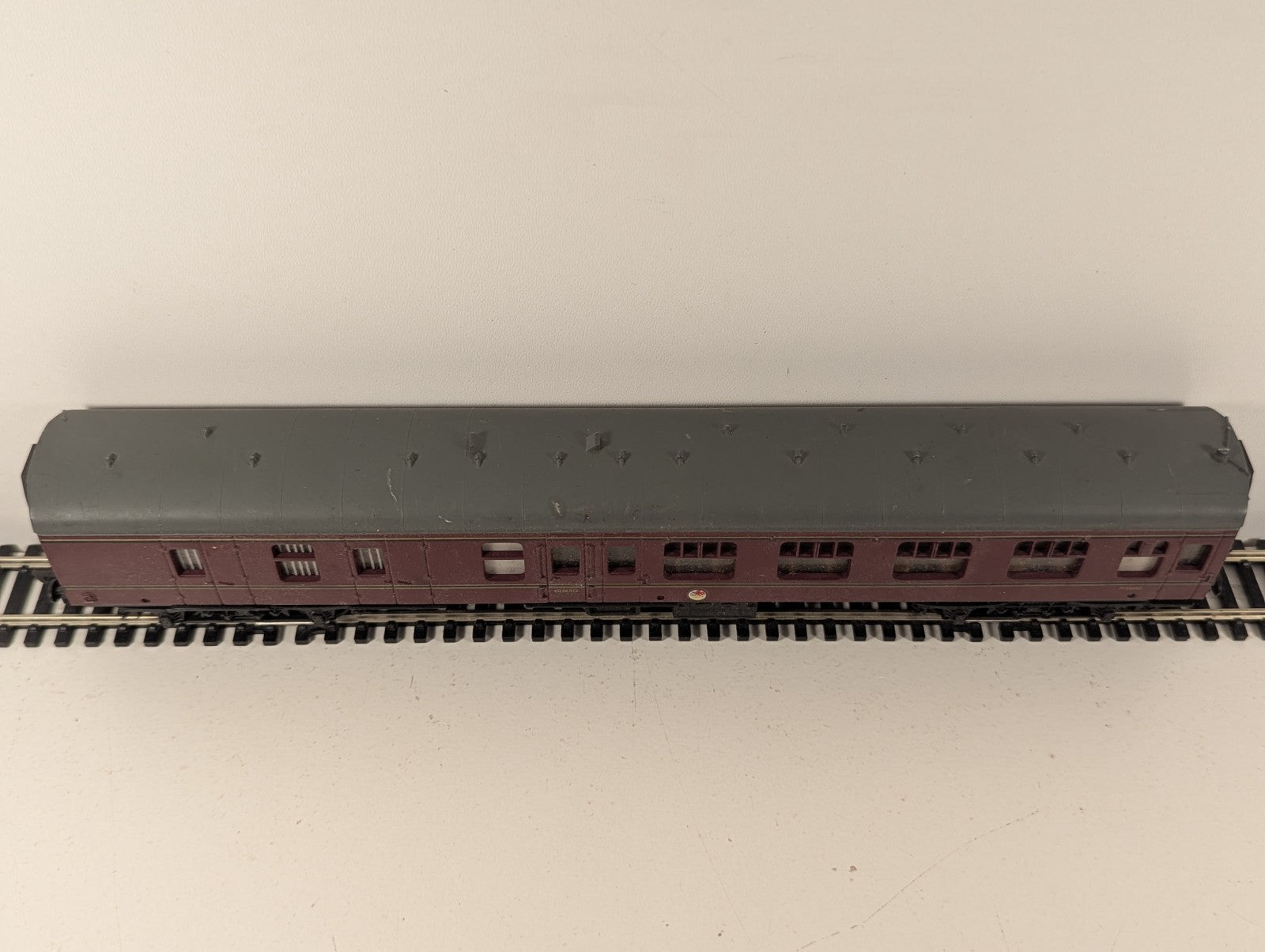 Mainline OO Gauge BR Mk1 Full Brake Coach Maroon