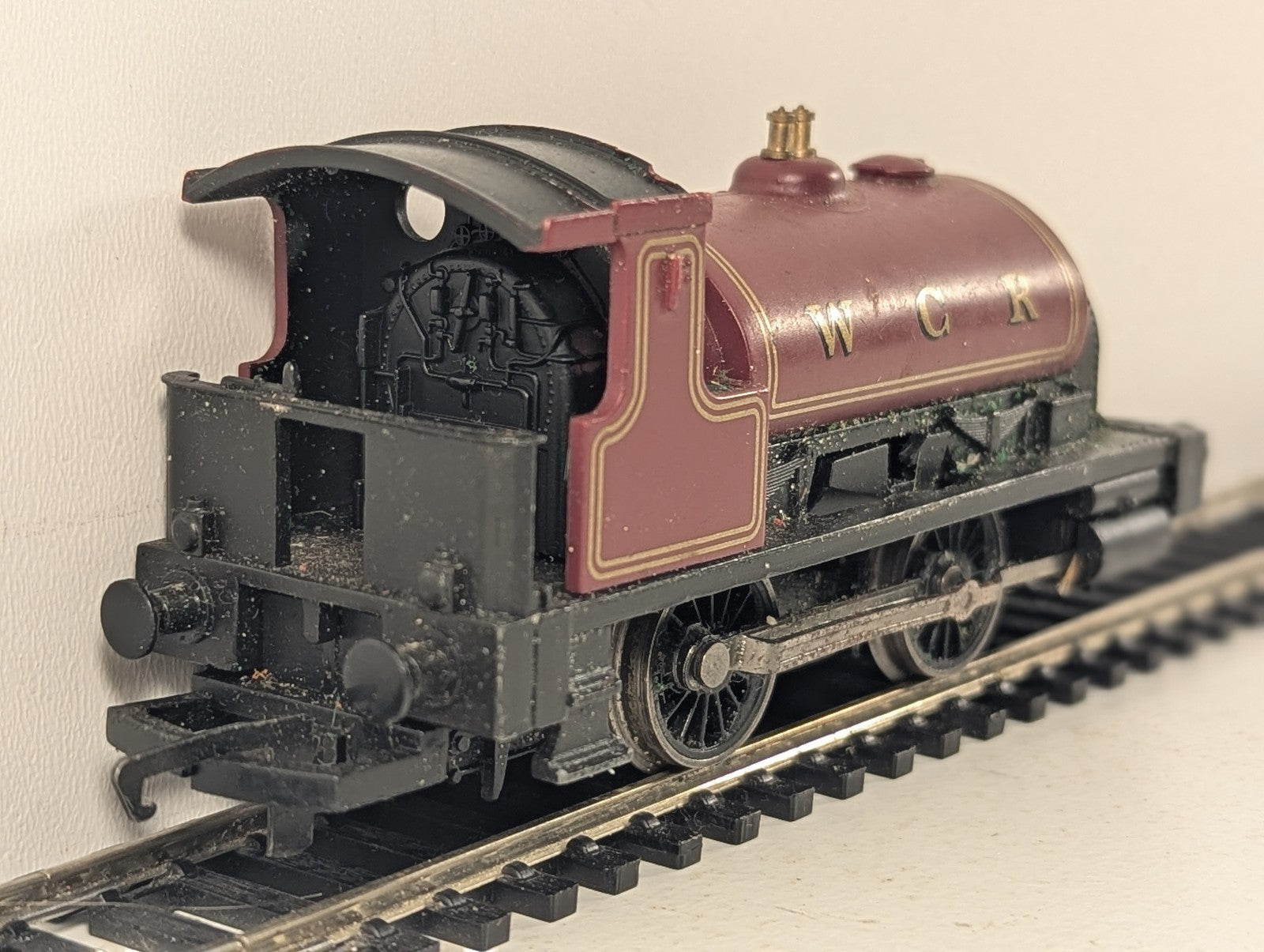 Hornby OO Gauge 0-4-0 Holden Saddle Tank Steam Locomotive WCR Maroon Non-Runner