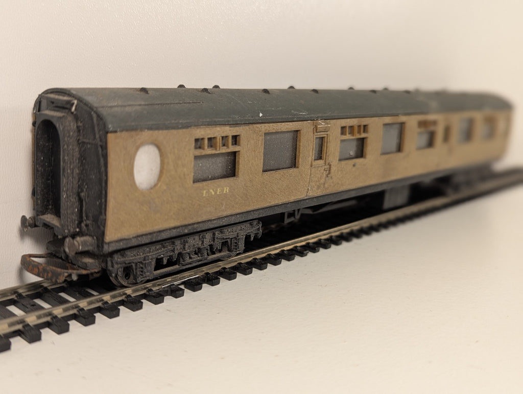 Tri-ang OO Gauge LNER Teak Composite Third Coach