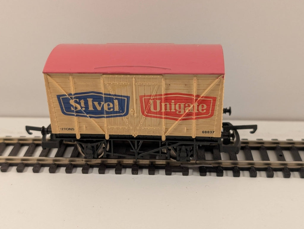 Lima 305604 OO Gauge St Ivel Unigate 20t Corrugated End Van