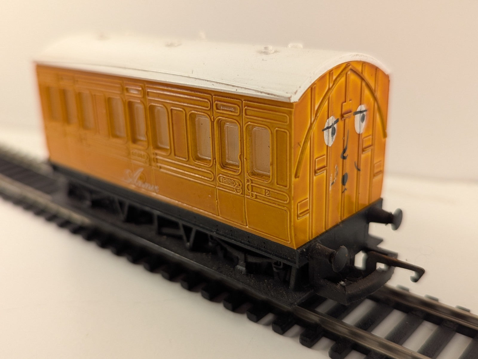 Hornby R110 OO Gauge ‘Annie’ 4-Wheel Coach – Thomas the Tank Engine Series