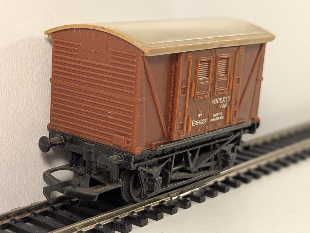 Hornby R011 OO Gauge BR Ventilated Van - Boxed