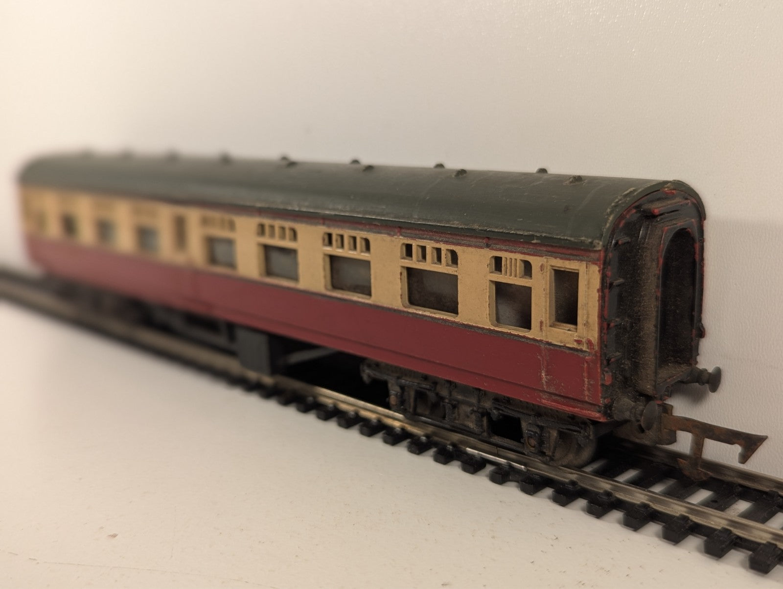 Tri-ang OO Gauge R29/221 BR Main Line Composite Coach - Damaged Decals