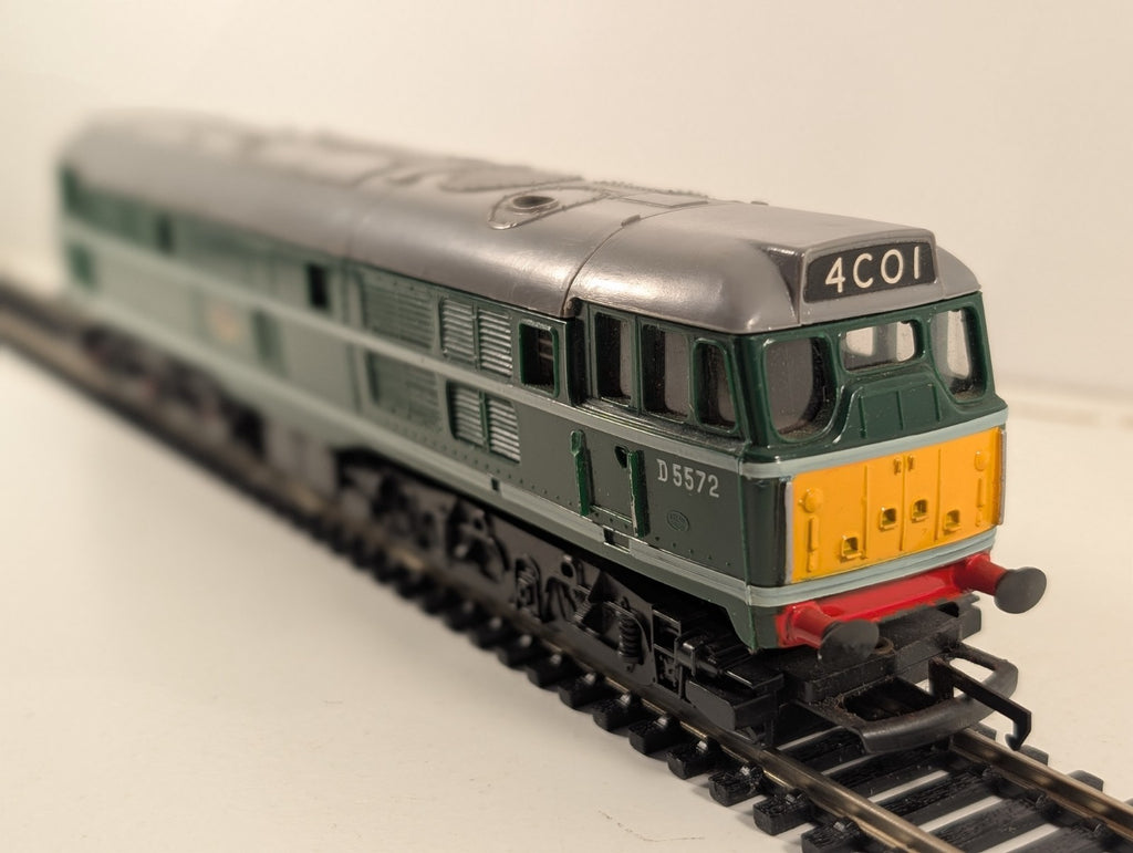 Tri-ang Hornby R3572 OO Gauge BR Class 31 Diesel Locomotive D5572 Missing Buffer