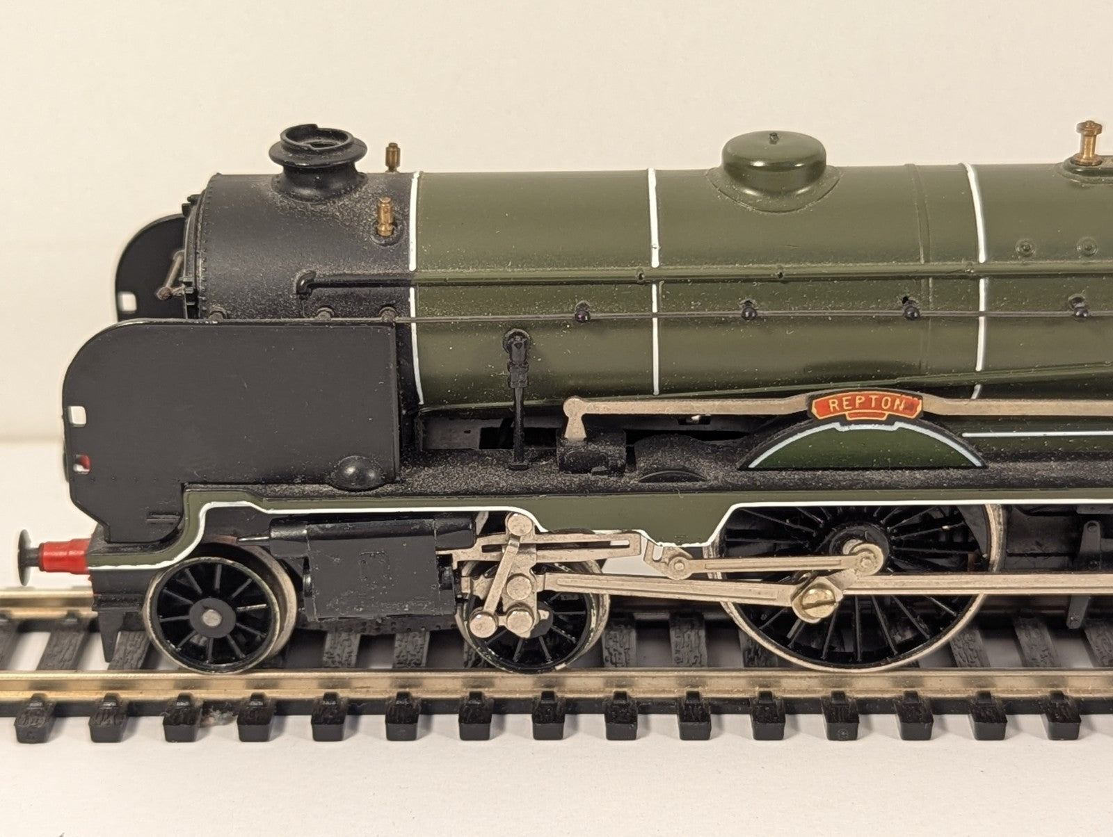Hornby OO Gauge Schools Class 4-4-0 No. 926 'Repton' with  Wrong Tender