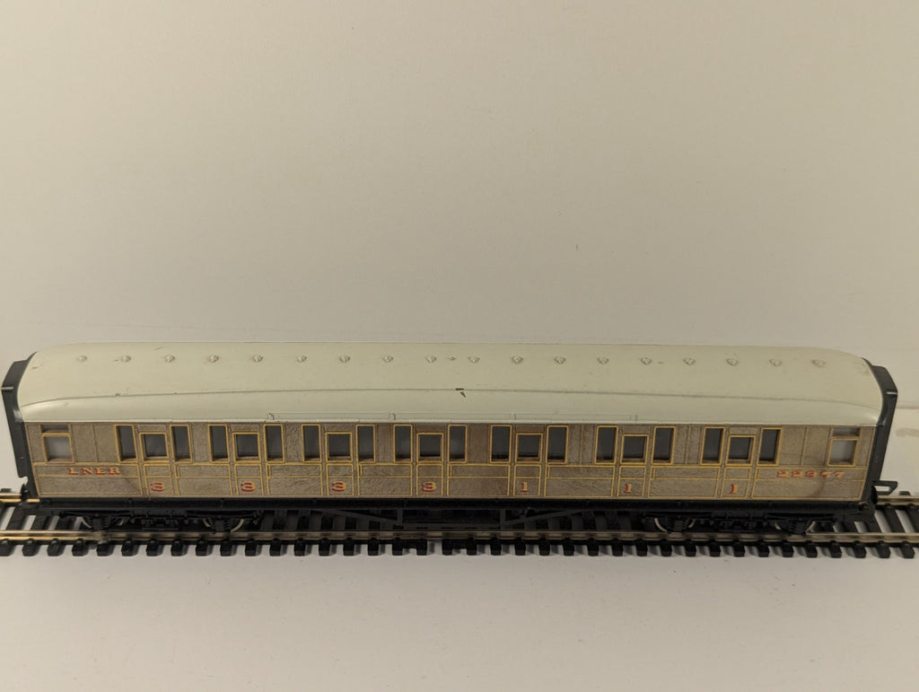 Hornby R4332 RailRoad OO Gauge LNER Teak Composite Coach