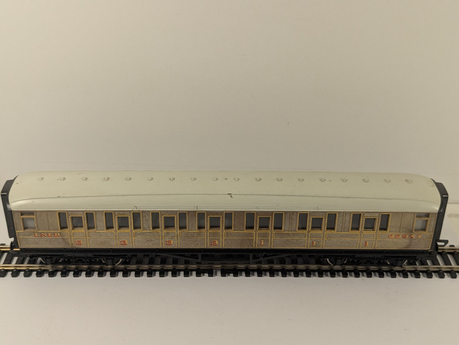 Hornby R4332 RailRoad OO Gauge LNER Teak Composite Coach