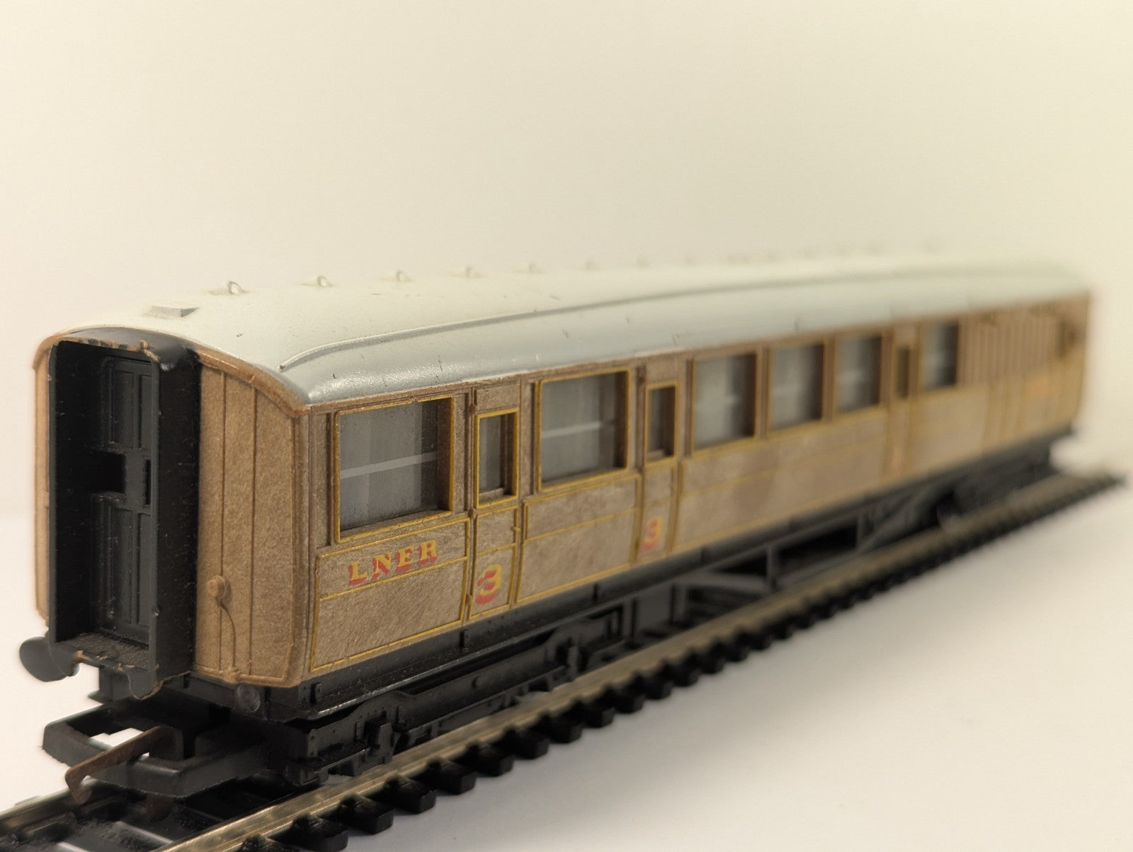 Hornby OO Gauge LNER Teak Brake Composite Coach