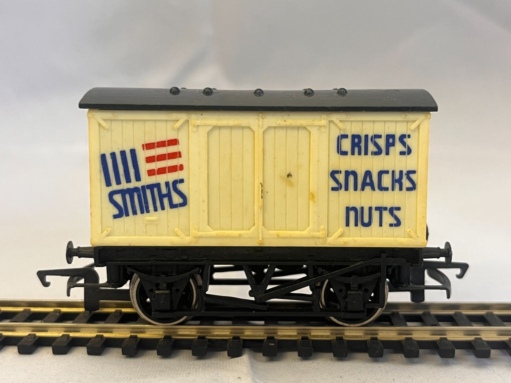 Hornby R135 OO Gauge Smiths Crisps Closed Van Wagon