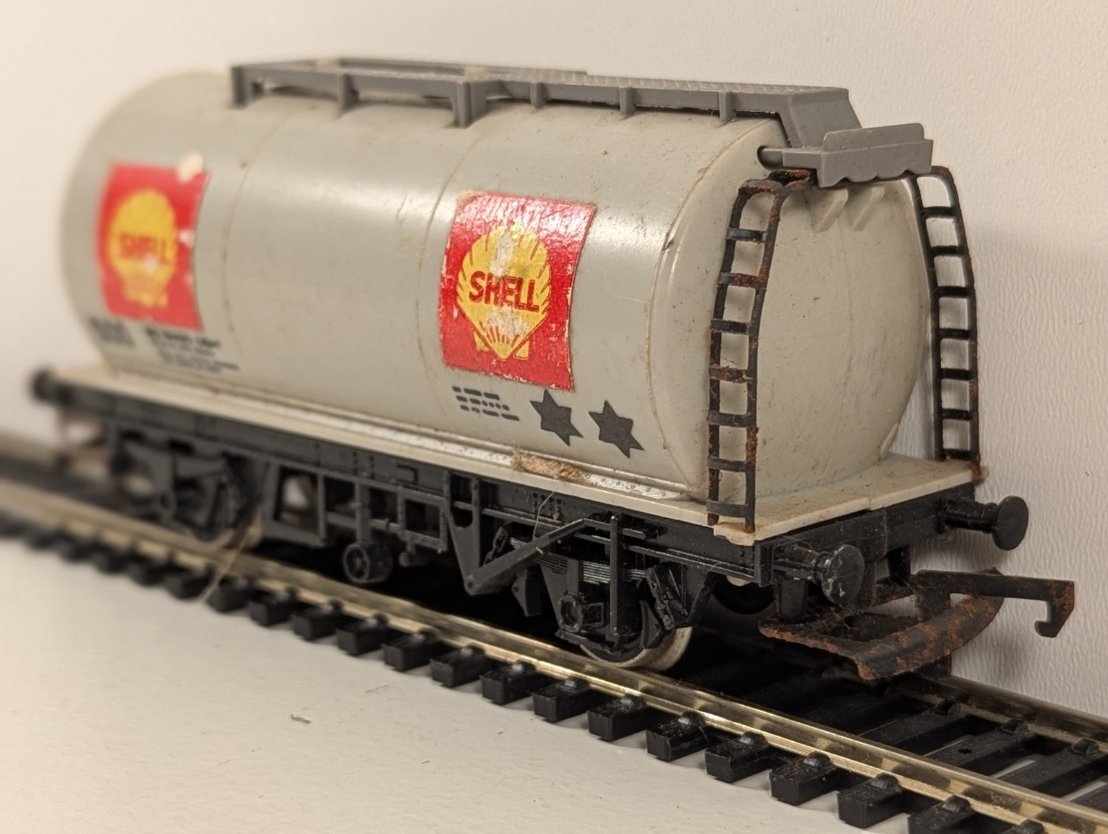 Hornby R020 OO Gauge Shell Tanker Wagon