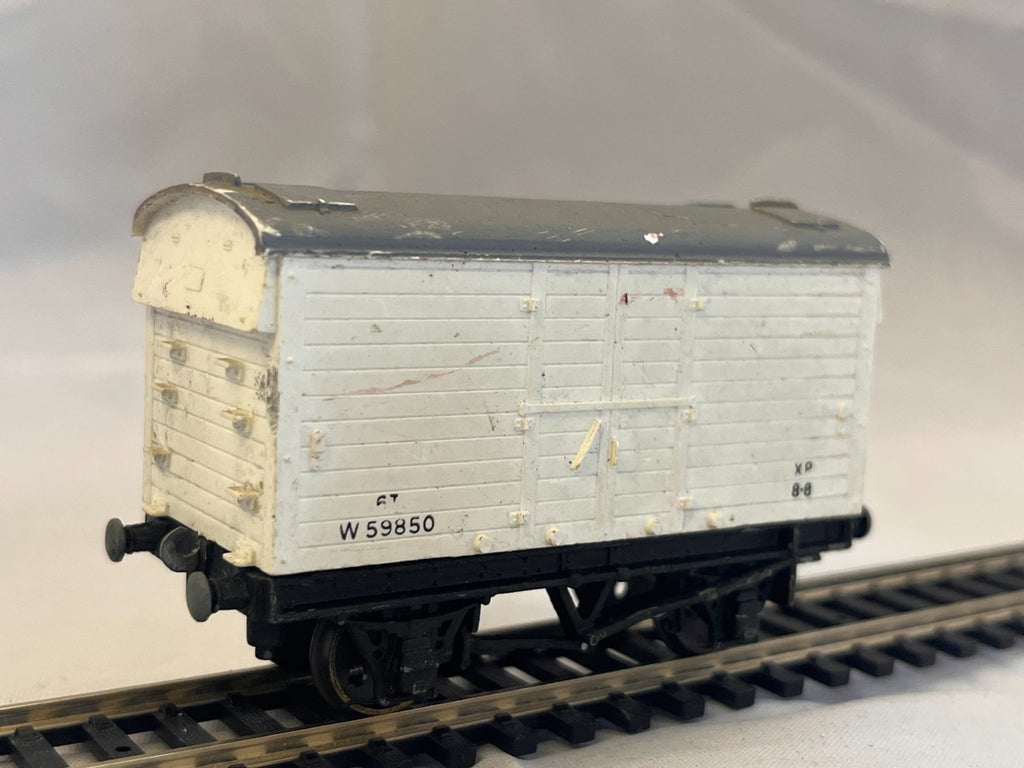 Hornby Dublo OO Gauge 6 Ton Refrigerated Van Missing Couplings