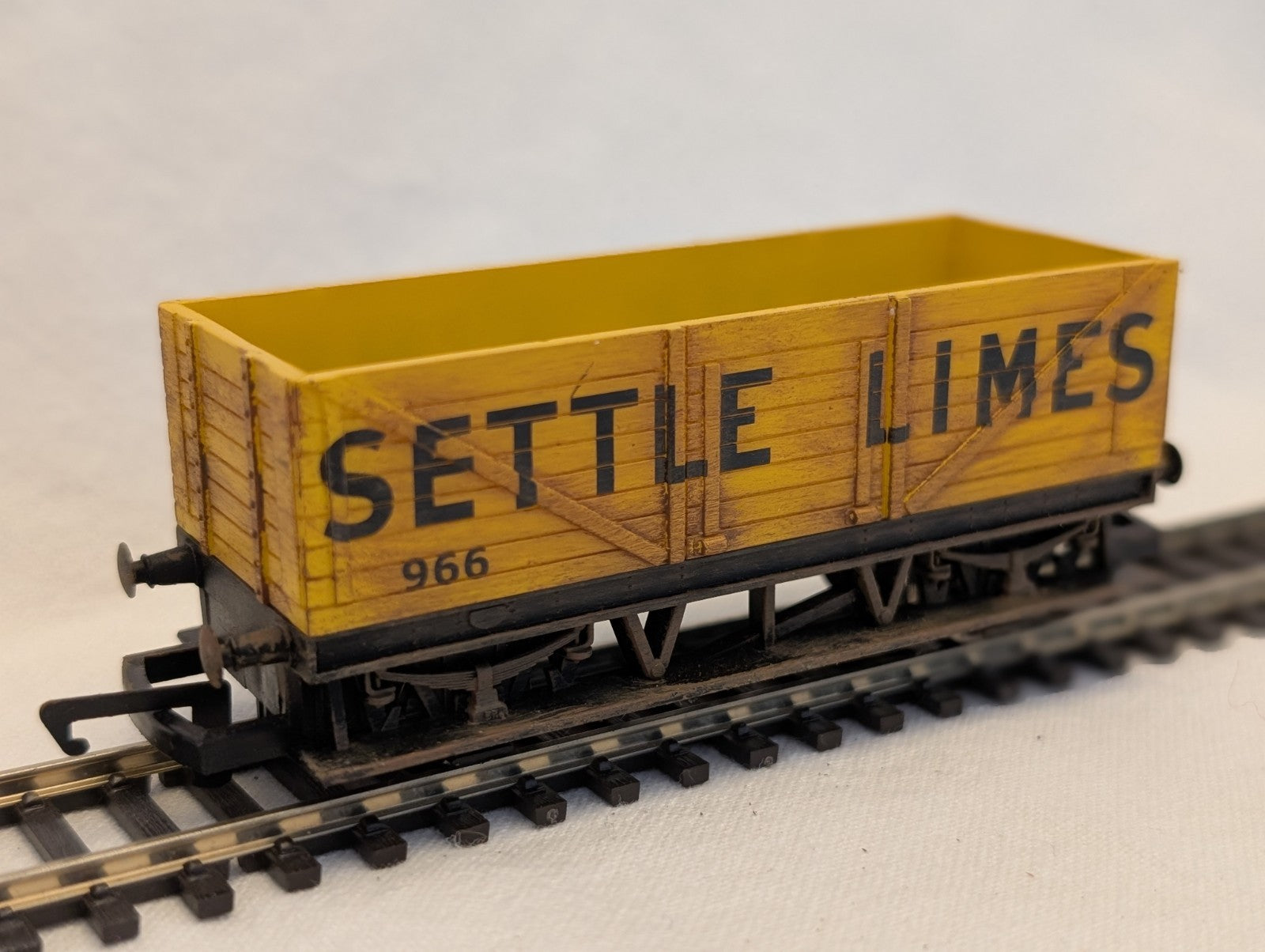 Hornby OO Gauge 5 Plank Wagon Goods Wagon 966 Settle Limes Yellow