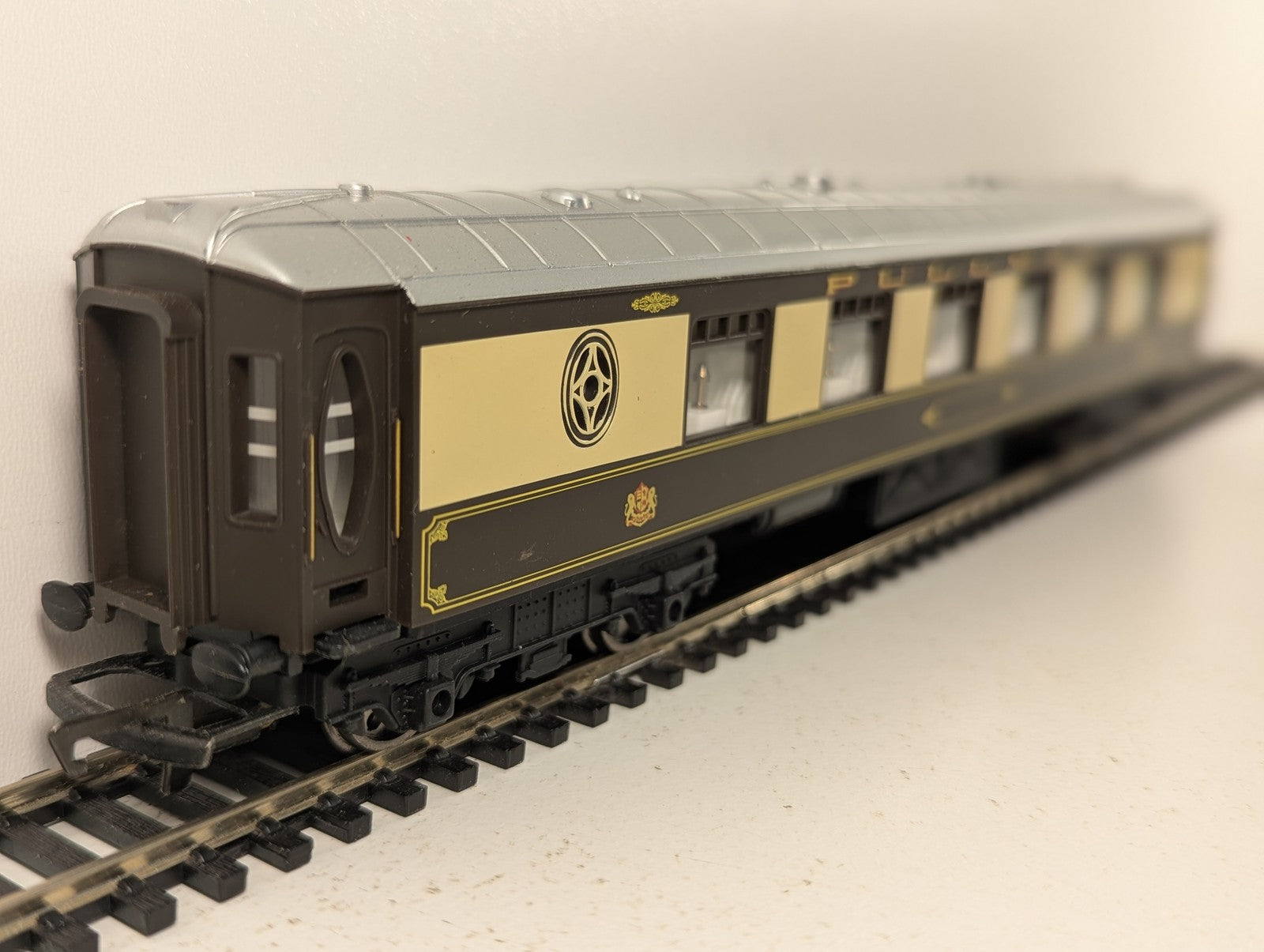 Hornby OO Gauge Pullman Parlour Car Passenger Coach Pullman Umber & Cream