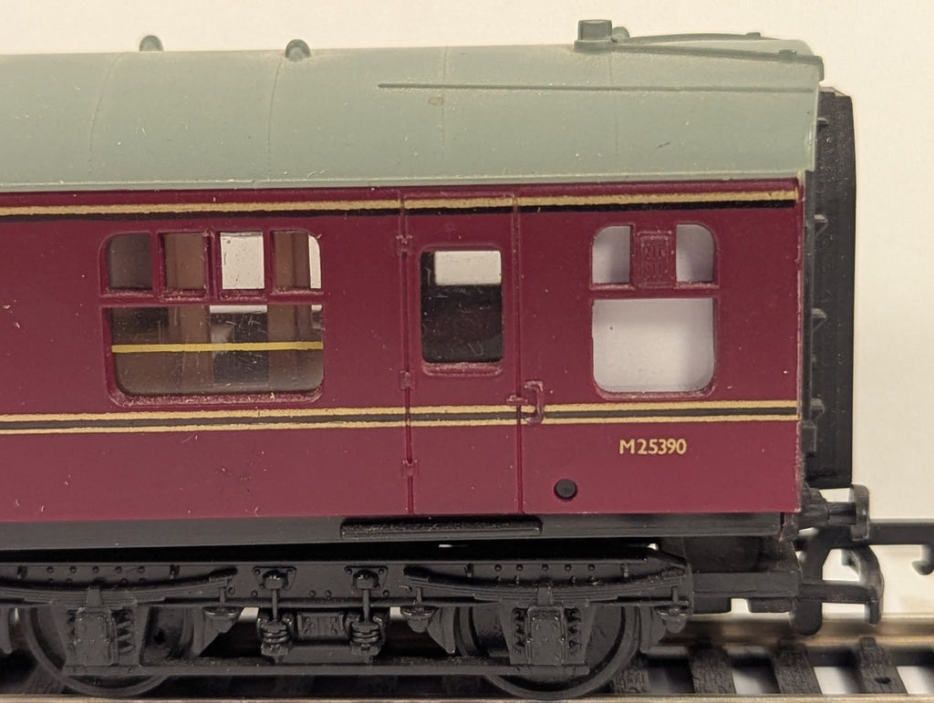 Mainline OO Gauge BR Second Class Composite Coach Maroon - Boxed