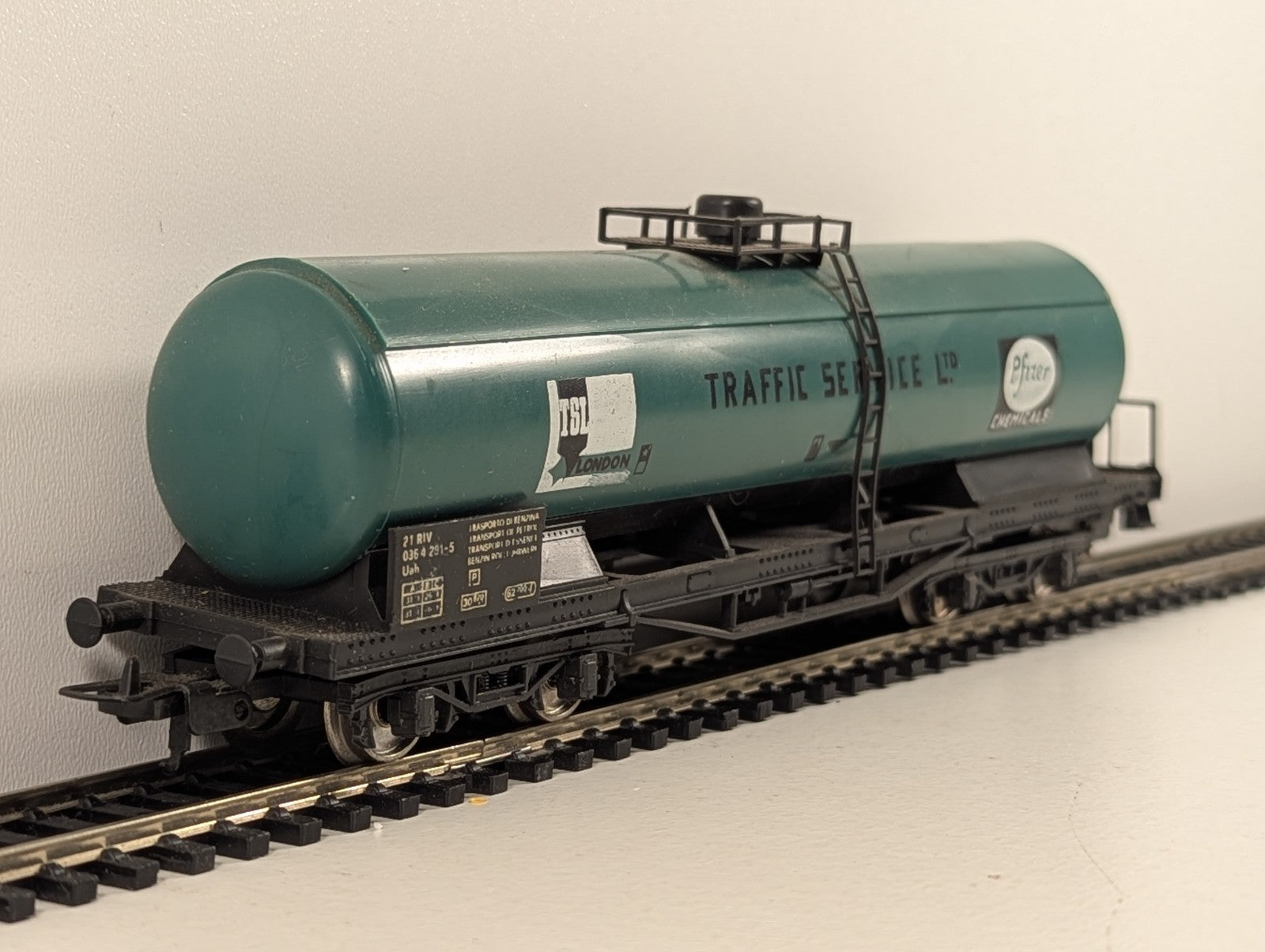 Lima 2911 OO/HO Gauge Traffic Services Ltd / Pfizer Chemicals Bogie Tank Wagon