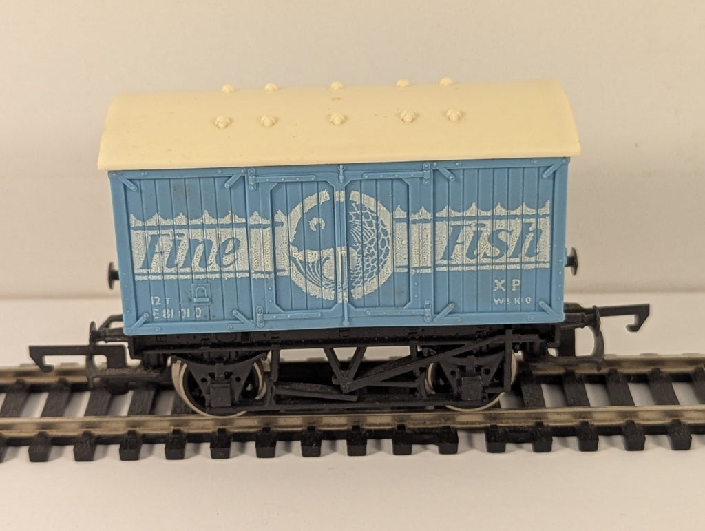 Hornby OO Gauge R014 BR 12T Fine Fish Van E81010