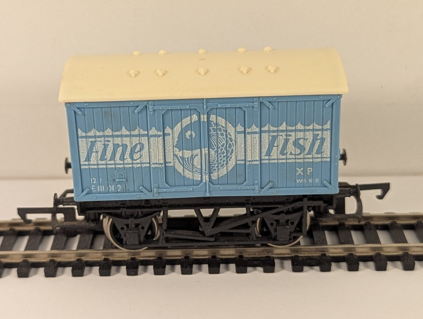 Hornby OO Gauge R014 BR 12T Fine Fish Van E81010