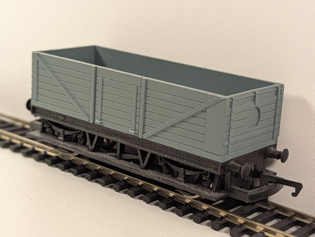 Hornby Freelance Long Wheelbase Wagon in Grey