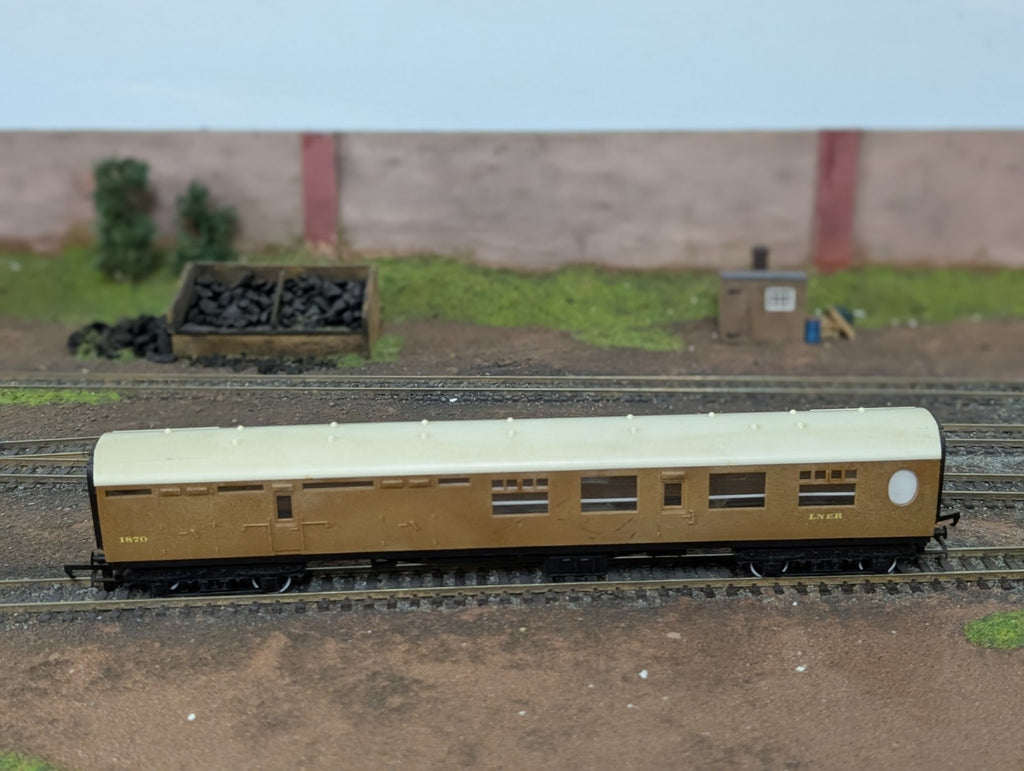 Tri-ang R746A L.N.E.R Corridor Brake 3rd Coach 1870