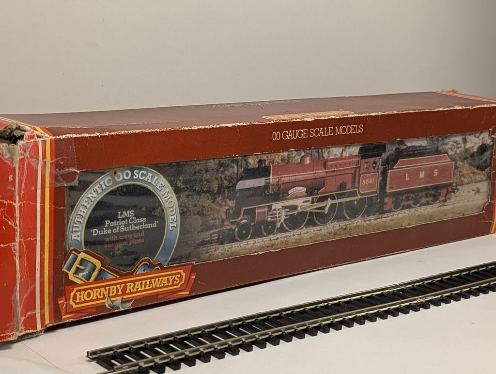 Hornby OO Gauge Patriot Class 5XP 'Illustrious' Locomotive 5532 LMS Crimson Lake