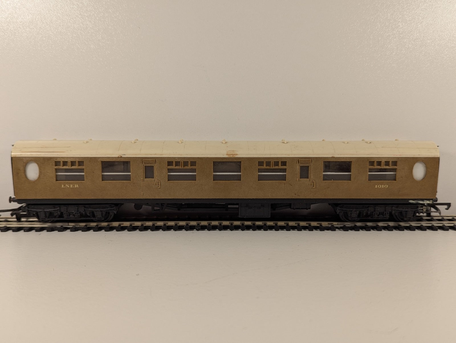 Hornby R745 LNER Corridor Full Third Coach 1010 – OO Gauge