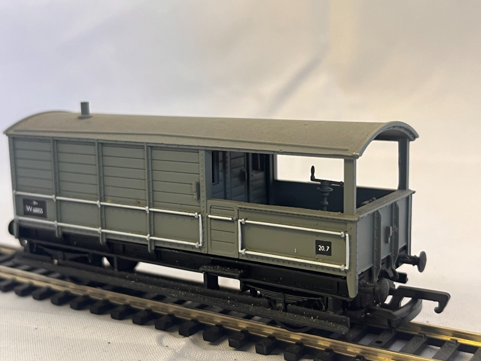 Mainline OO Gauge 20T Toad Brake Van Grey