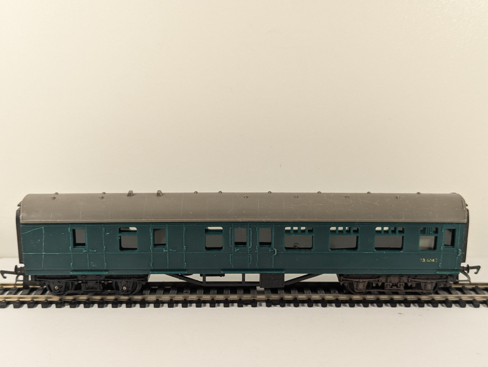 Tri-ang Hornby R622 OO Gauge BR Green Mk1 Corridor Composite Coach