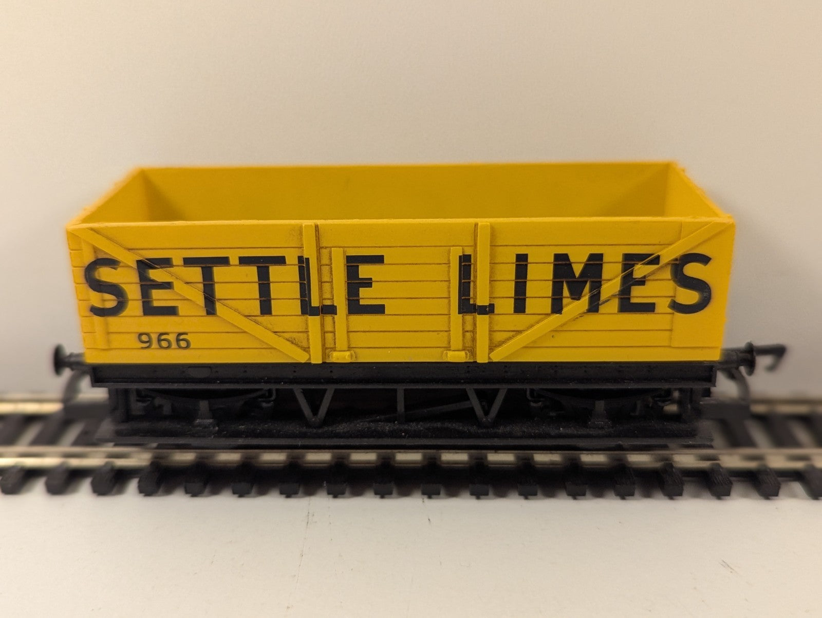 Hornby OO Gauge Settle Limes Open Plank Wagon 966