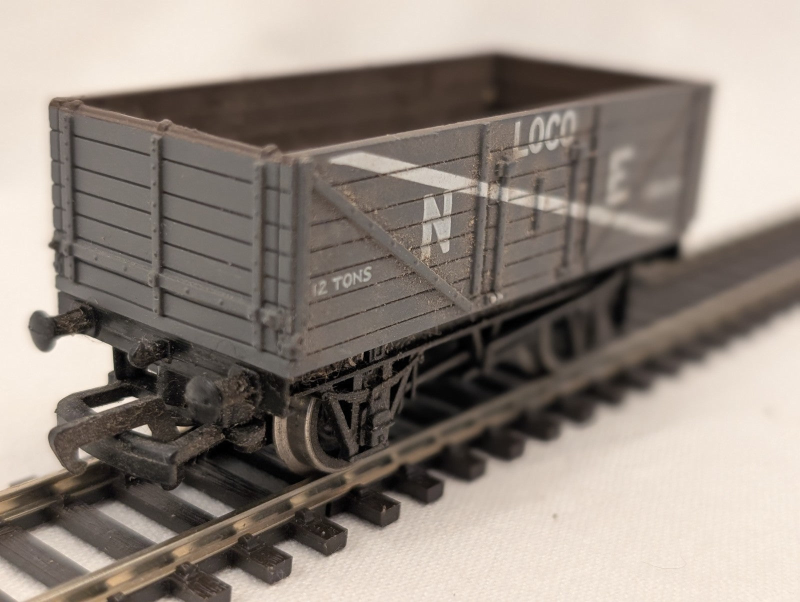 Mainline OO Gauge 37-126 7 Plank Wagon NE Loco Coal Grey