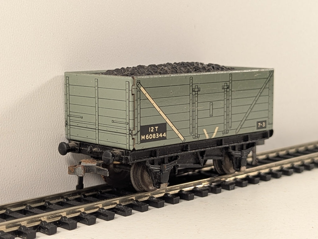 Hornby Dublo 32055 OO Gauge 7 Plank Open Wagon with coal load - damaged box