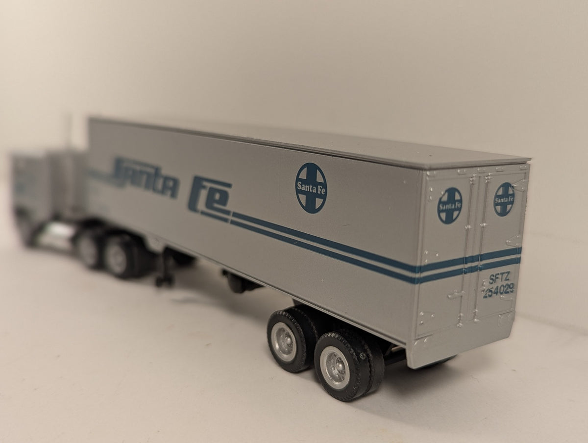 Con-Cor HO Scale Tractor + Trailer Santa Fe Railroad Model Truck SFTZ 254029