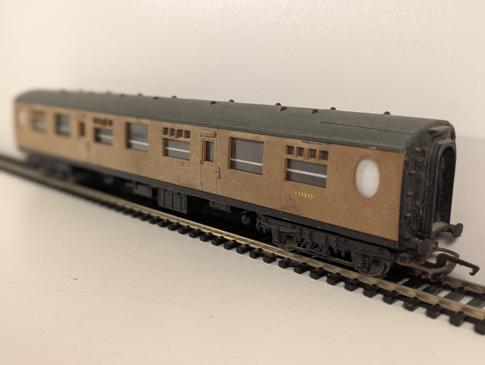 Hornby OO Gauge LNER Corridor Full Third Coach