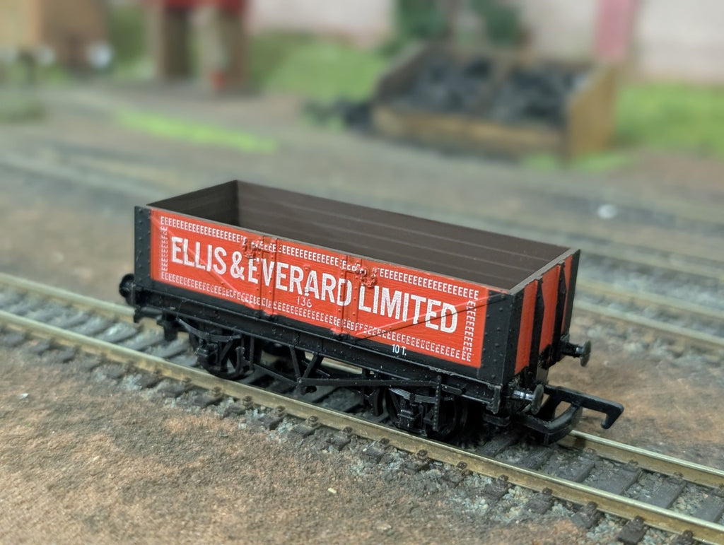 Mainline 37-131 OO Gauge 5 Plank Wagon Ellis & Everard Ltd No. 136  Boxed