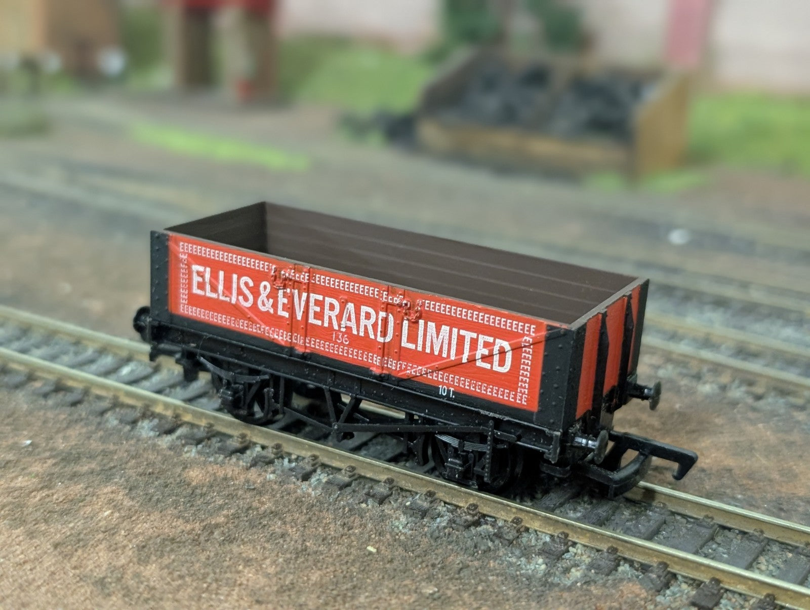 Mainline 37-131 OO Gauge 5 Plank Wagon Ellis & Everard Ltd No. 136  Boxed