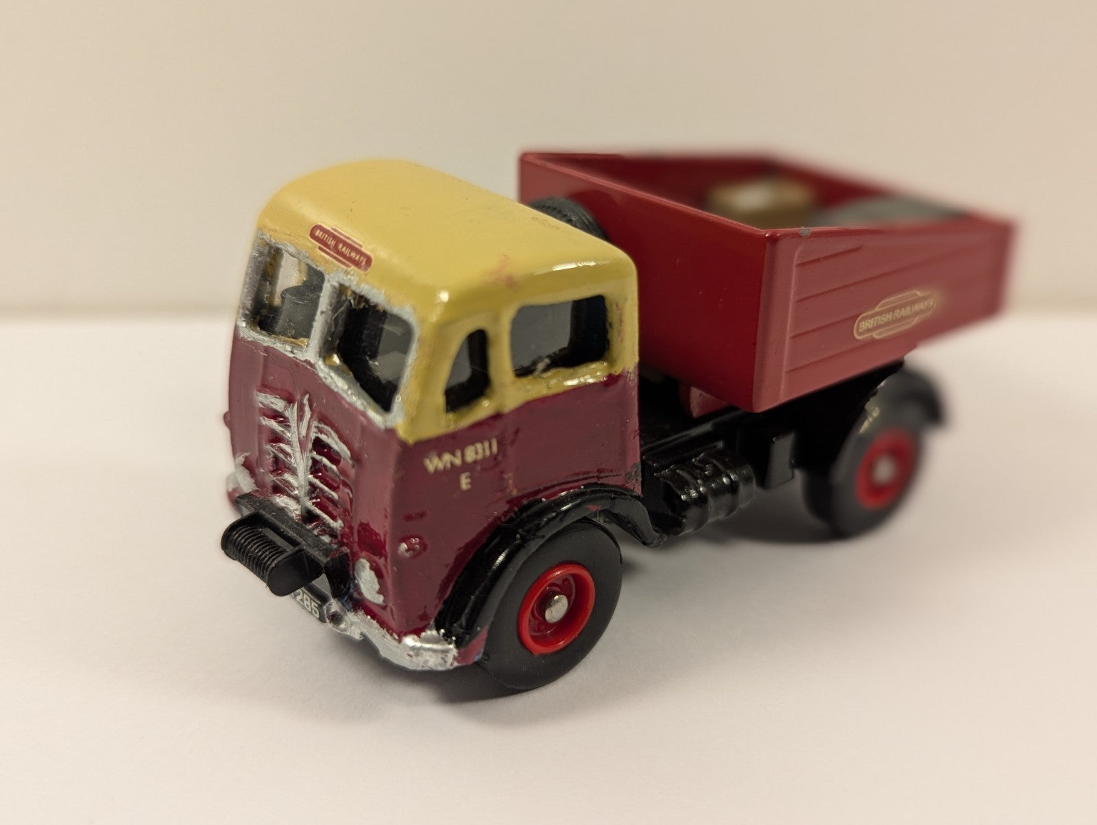 Lledo 1/76 Scale DG114000 - AEC Mammoth Ballast (British Railways) Red/Cream