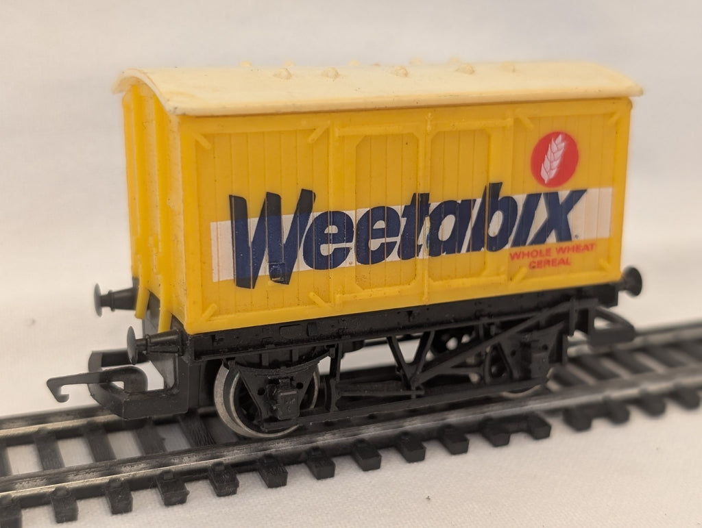 Hornby R728 OO Gauge “Weetabix” Closed Wagon