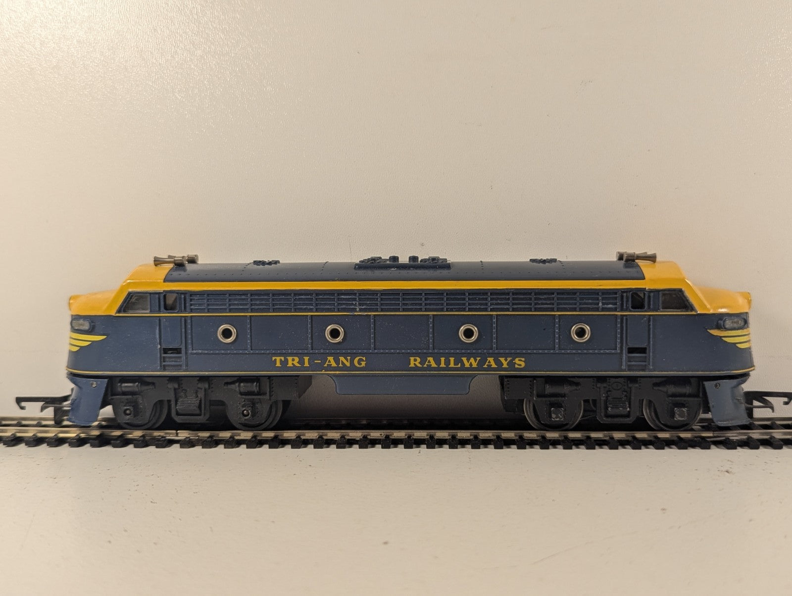 Tri-ang OO Gauge Double Ended Diesel Locomotive 7007 Blue and Yellow