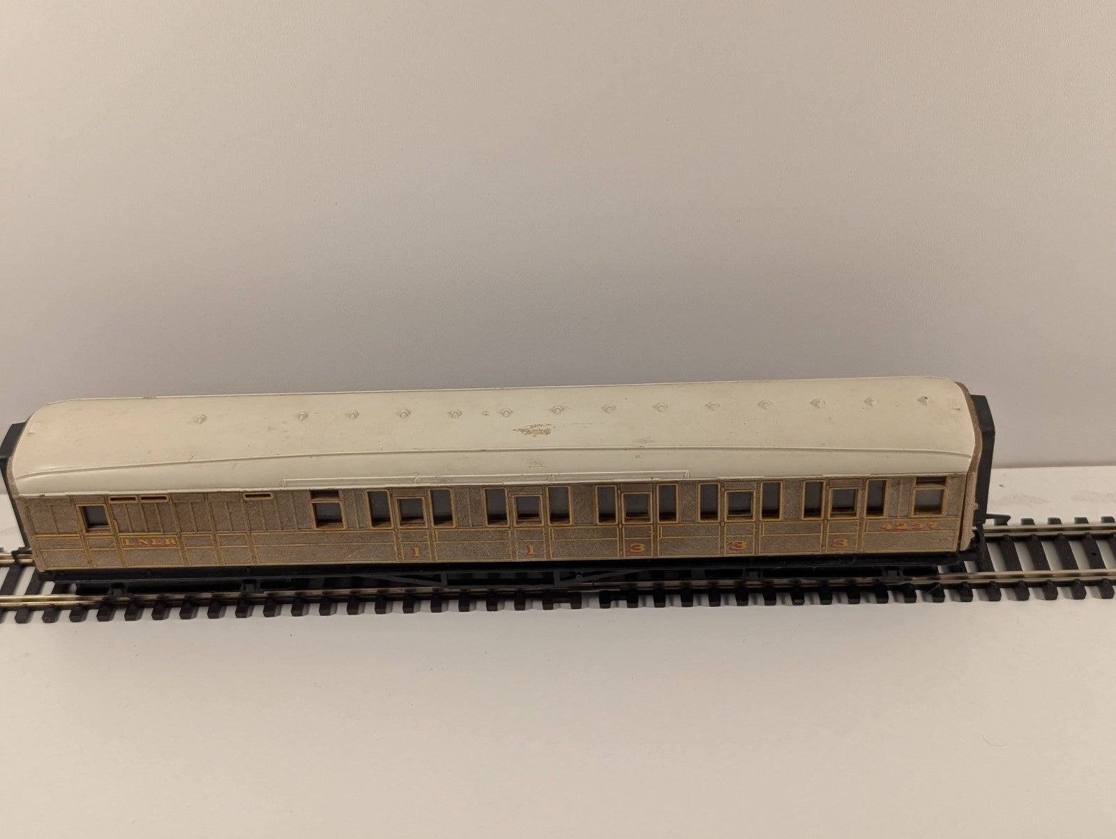 Hornby R4063 OO Gauge LNER Gresley Brake Coach No. 5547