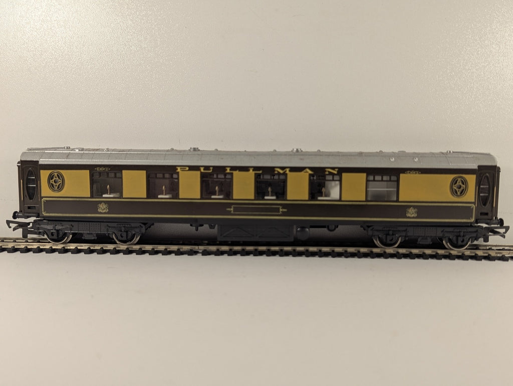 Hornby OO Gauge Pullman Car Lucille Passenger Coach Pullman Umber and Cream
