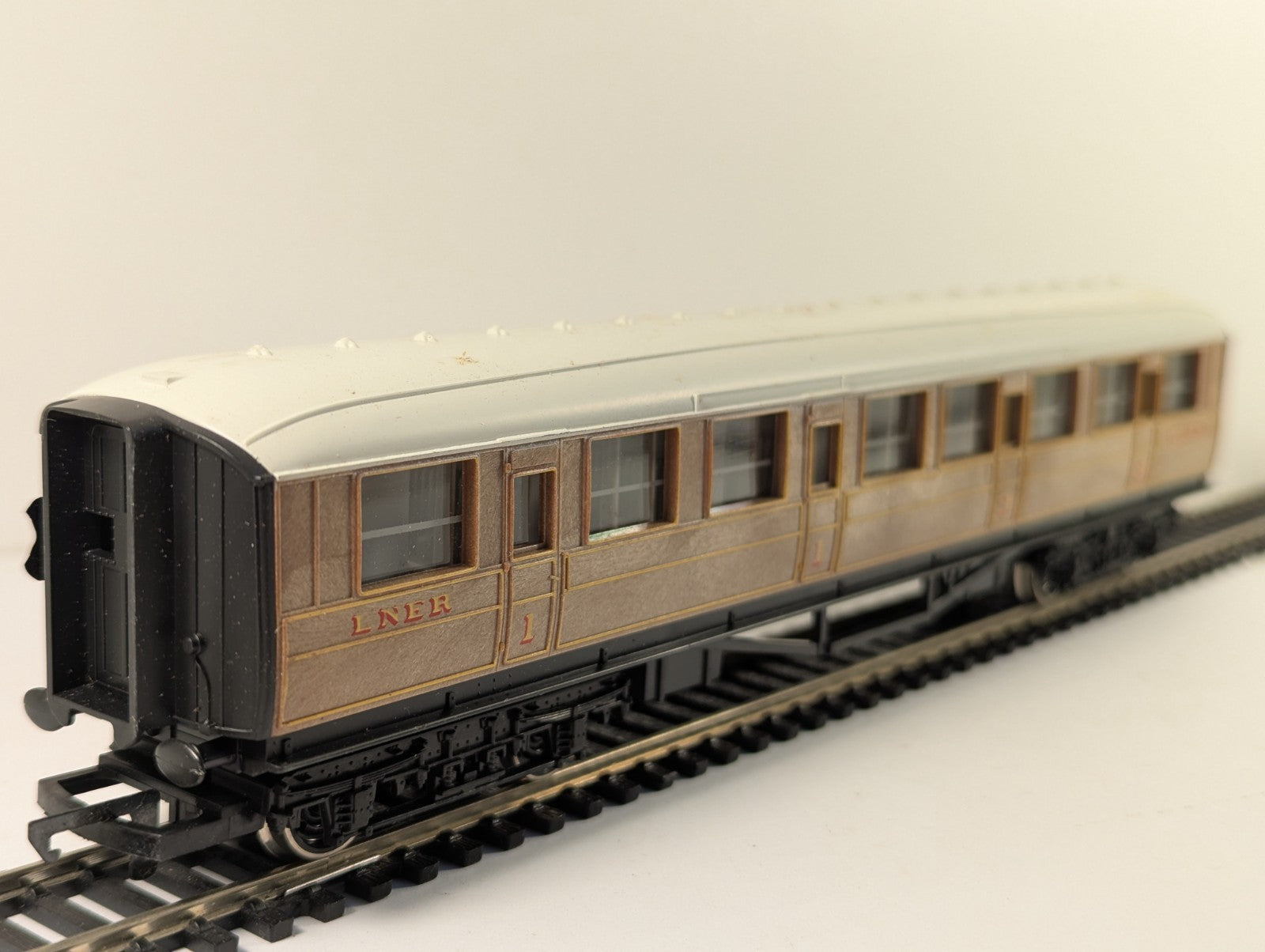Hornby Railways R435 OO Gauge LNER 1st & 3rd Composite Coach Boxed