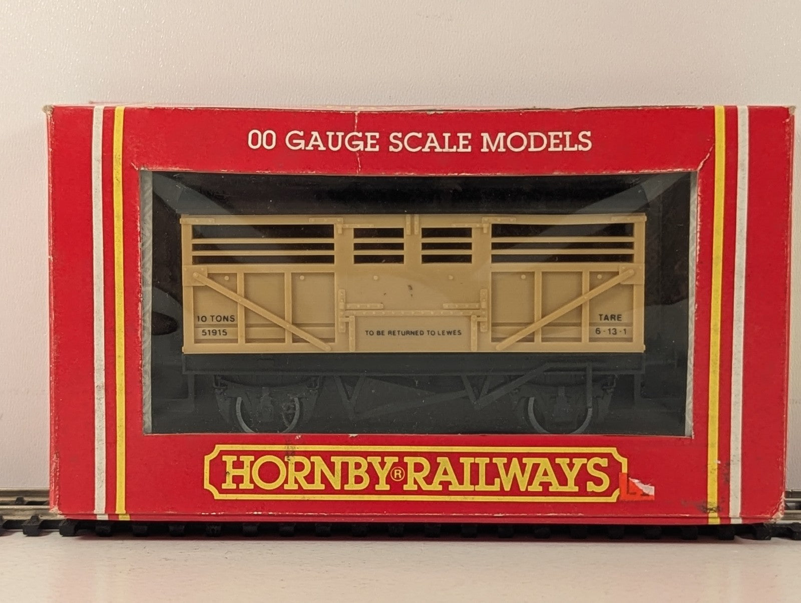 Hornby R013 SR 10 Ton Cattle Wagon 'To Be Returned To Lewes'