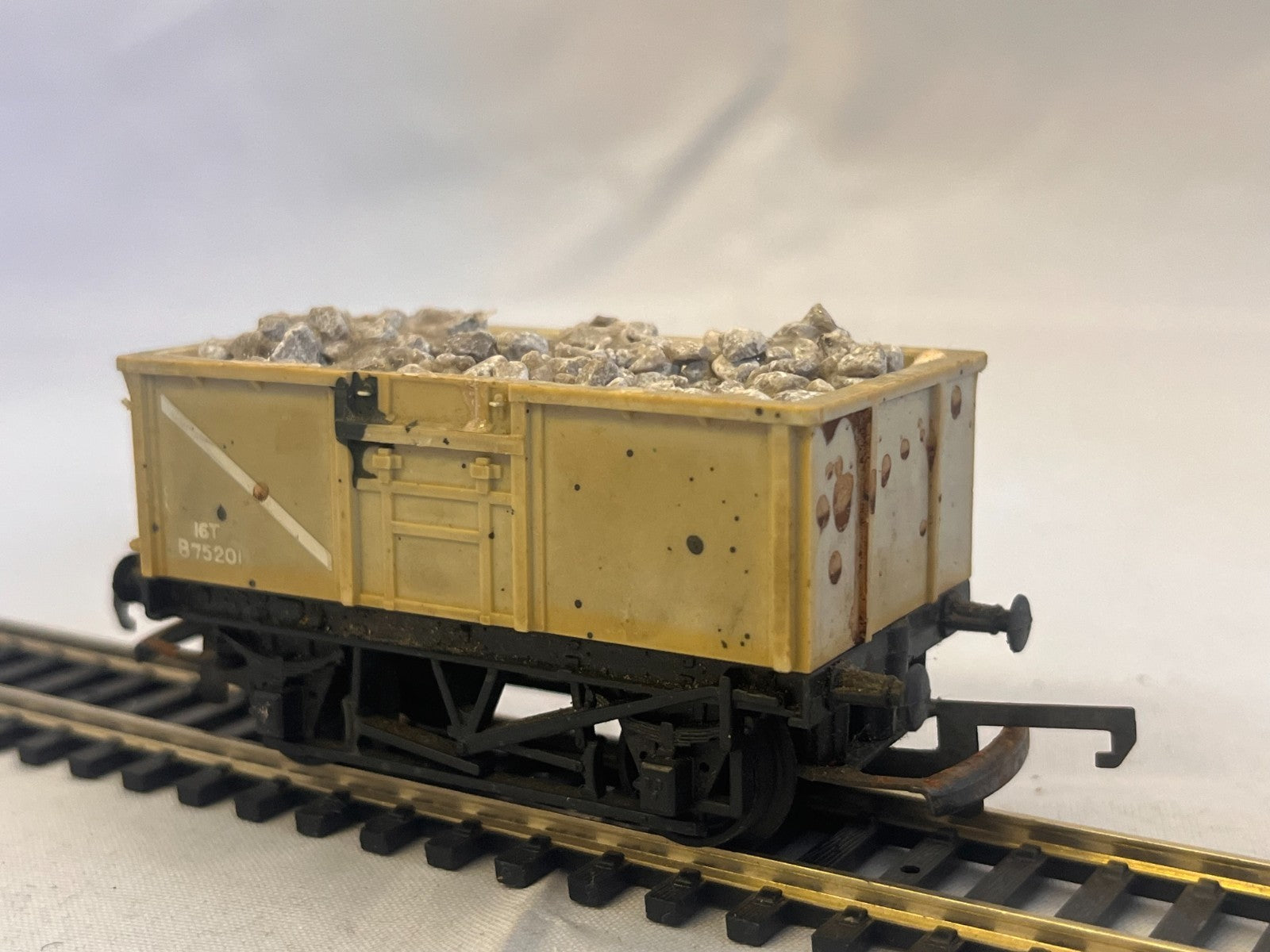 Tri-ang Hornby R243 OO Gauge 16 Ton Mineral Wagon Grey