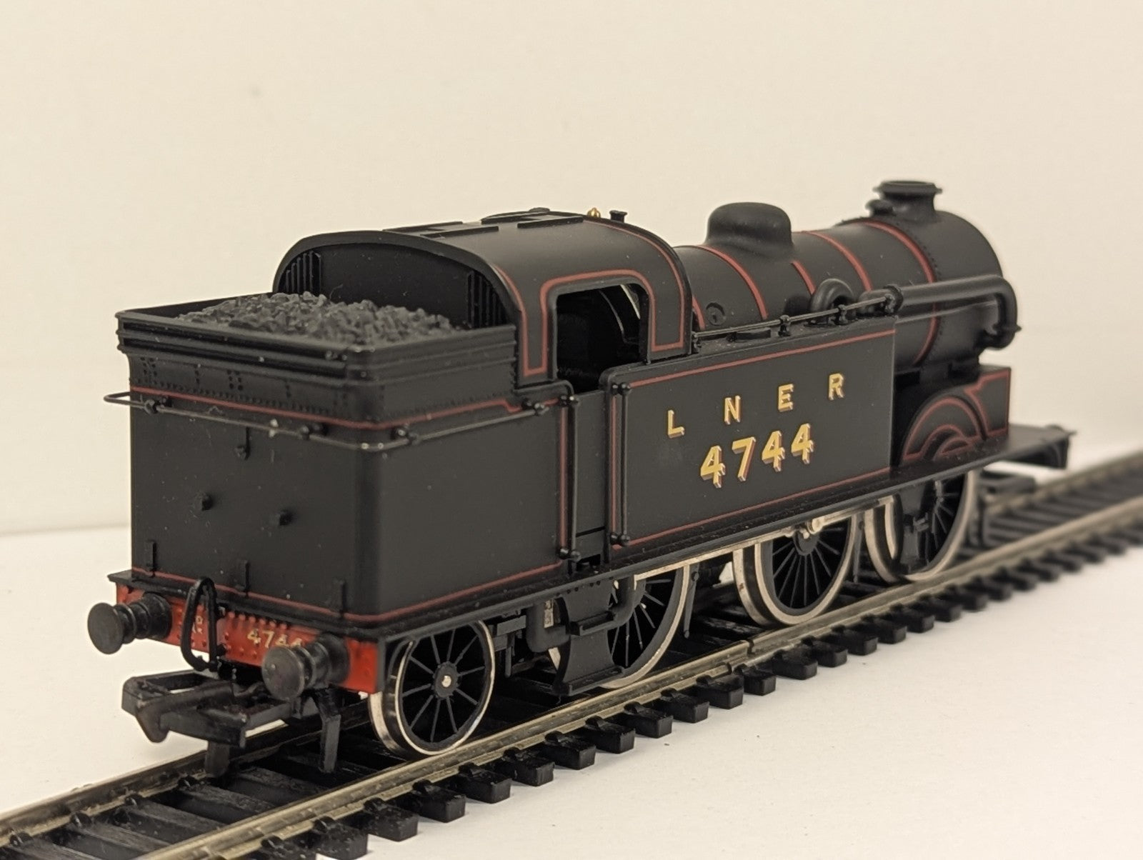 Mainline OO Gauge Class N2 0-6-2T Steam Locomotive 4744 LNER Lined